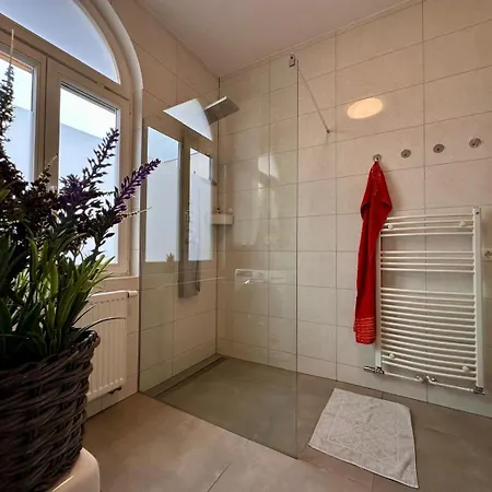Altstadt 120qm Wlan Balkon 2 Baeder Apartment *