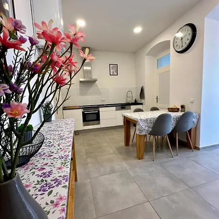 Altstadt 120qm Wlan Balkon 2 Baeder Apartment